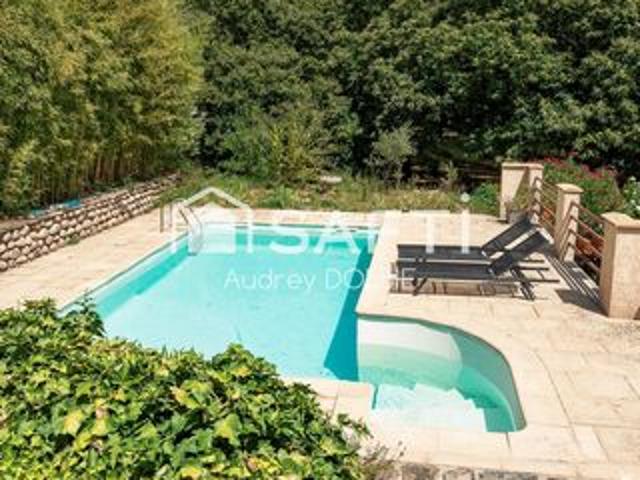 07140 Chambonas: Ensemble immobilier de 4 logements avce Piscine et chataigneraie