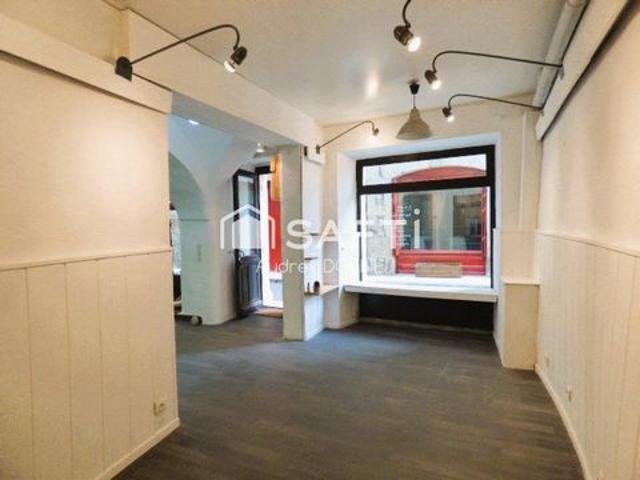 07260 Joyeuse: Appartement et murs commerciaux dans le centre historique