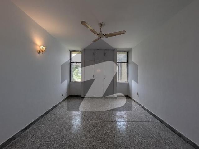 09 Marla 3 Bedroom's, 2 Bathroom's Apartment Available For Rent. Askari 1