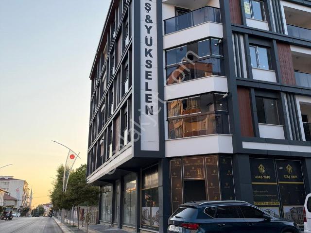 0 Köşe Ön Cadde Cephe 2+1