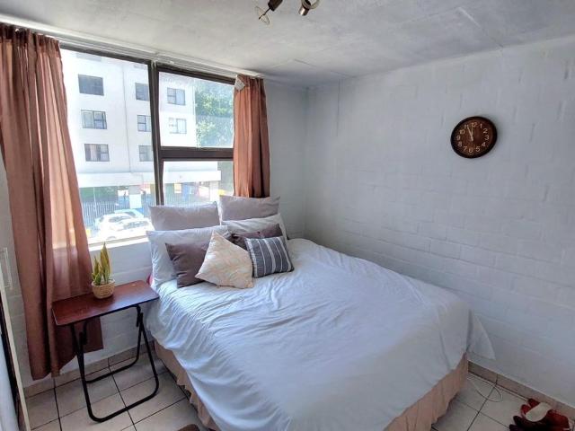 0.5 Bedroom Apartment Sold in Wynberg