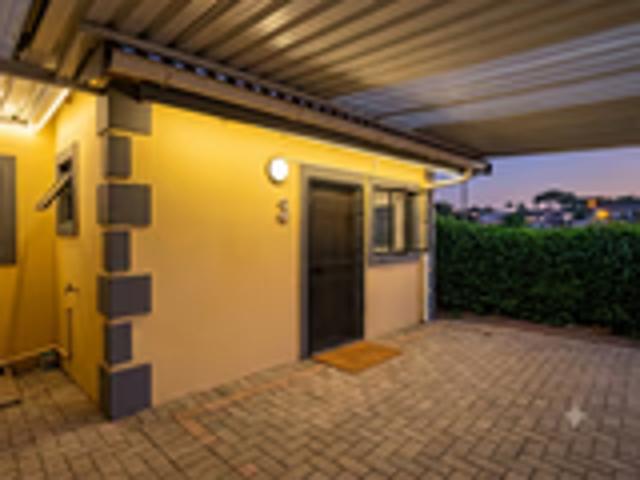 0.5 Bedroom Garden Cottage To Let in Newlands West