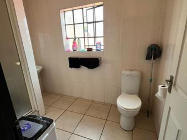 0.5 Bedroom House in Geelhoutpark
