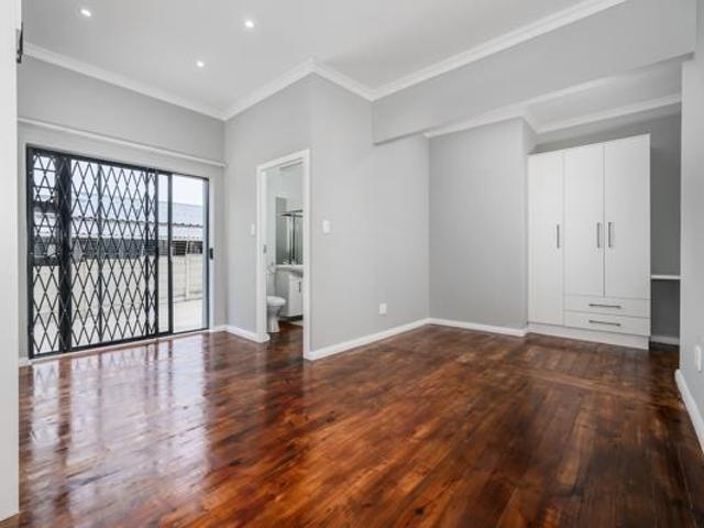 0.5 Bedroom House in Newton Park
