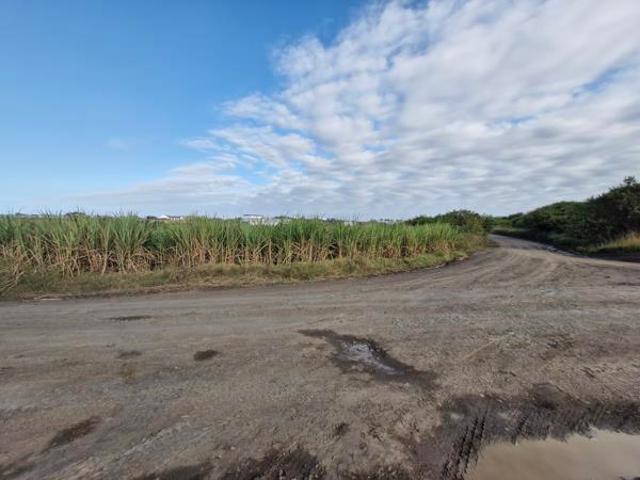 13.6 ha Land available in Shakas Head