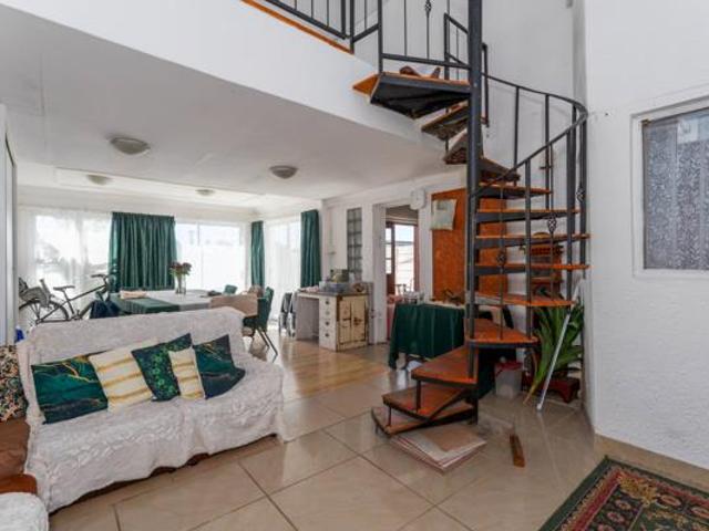 13 Bedroom House in Grassy Park