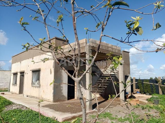 1000 m² avec une maison de 80 m², eau et électricité