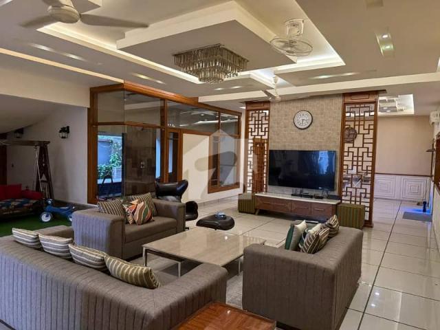 1000 SQ Yard Villa For Sale