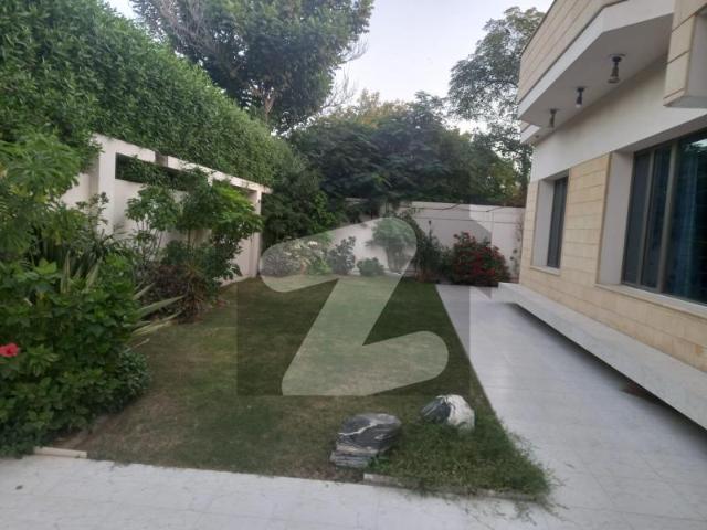 1000 Square Yards Ground Plus 1 Bungalow Well Maintained With Huge Car Parking For COMMERCIAL Use Shahra e Faisal