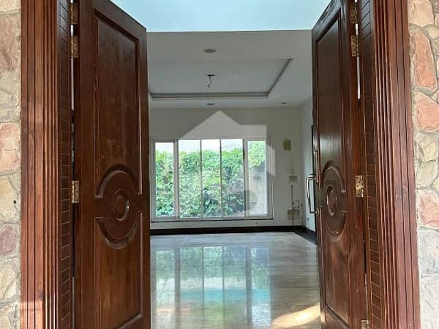 1000 Sqyard Luxury House With Extra Land And Sun Facing Corner