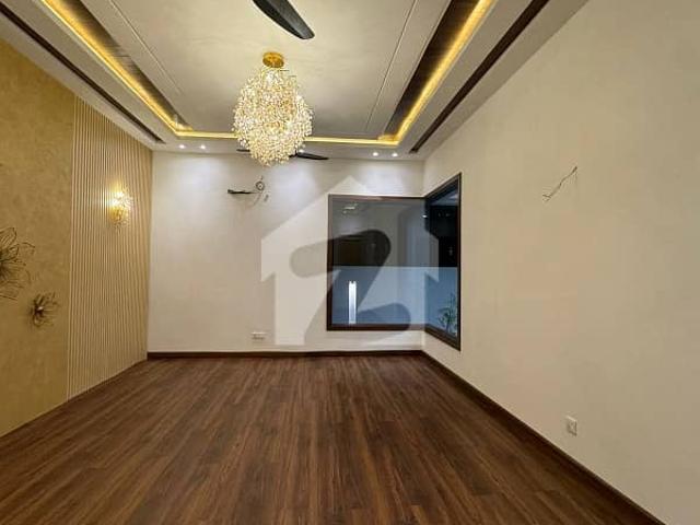 1000 yard bungalow available for sale dha phase 8
