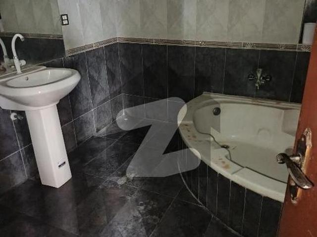 1000 yard bungalow for rent 7 bedroom hugh parking lush green garden old house dha phase 8