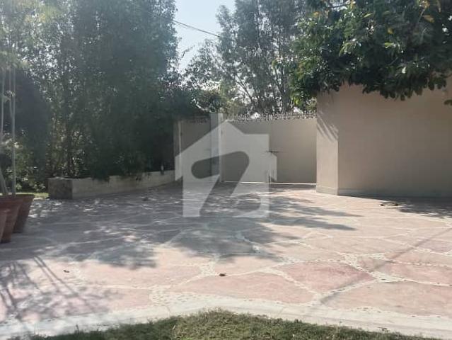 1000 Yard Bungalow On Vip Location Of Kda Sch 1 Near To Karsaz Road