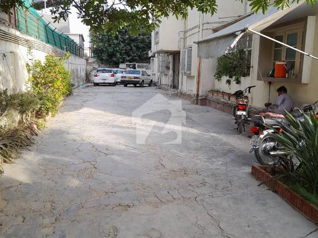 1000 Yard Old Maintained Bungalow West Open 3 Side Near Tariq Road