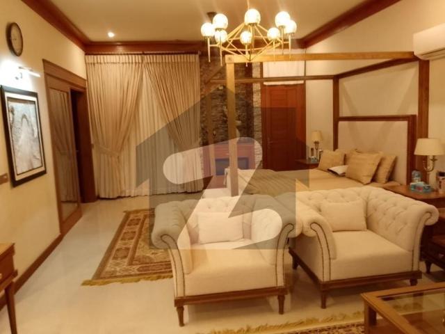 1000 Yards Modern Luxury Bungalow With Pool, Basement & Lift DHA Phase 8