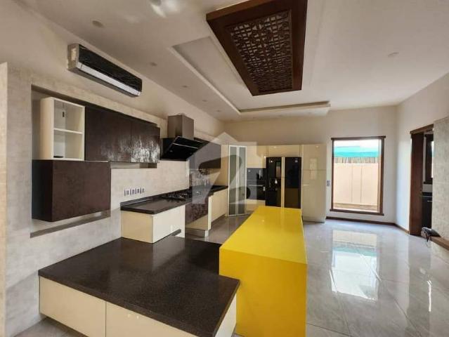 1000 yards old bungalow on street phase 6 dha