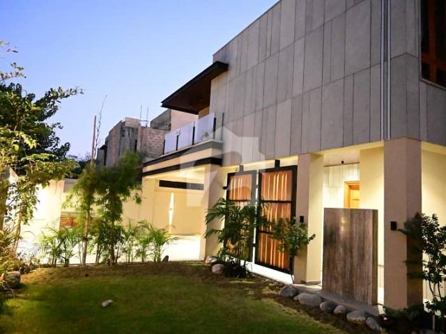 1000 Yards Brand Ultra Modern Designer House For Sale
