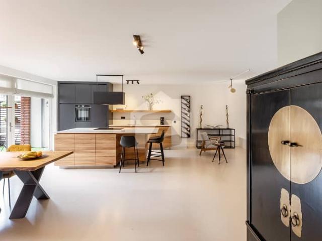 1000 Yards Grand Bungalow For Rent Having Six Bedrooms With Walk In Closets In All Bedrooms And Super Expensive Fittings And Fixtures Suitable For Individuals In Search Of A Brand New Type Property In A Super Secure Locality Near NHS Karsaz