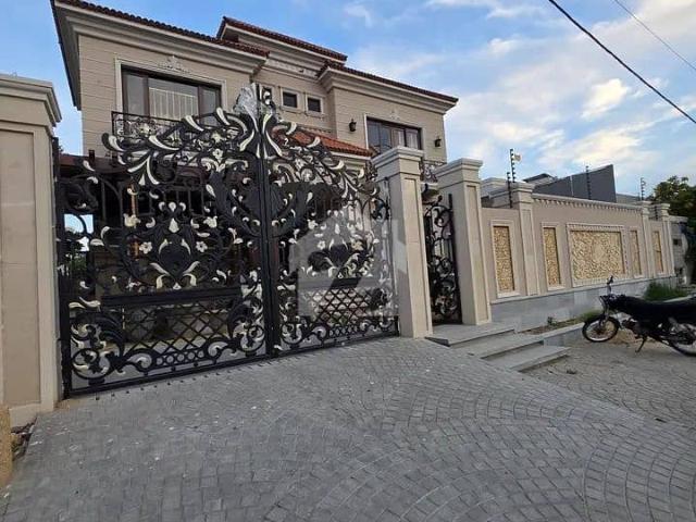 1000 Yards Spanish Style Classic Villa With Pool Basement Available For Sale