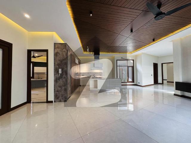 1000 Yards Top Quality Extraordinary Brand New Villa For Sale DHA Phase 8