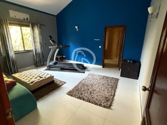 1000 Yd² House for Sale