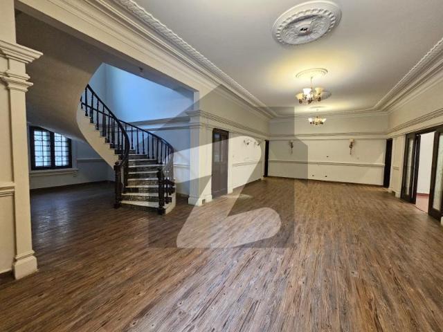 1000sqyd bungalow available for sale at 25th street dha phase 5