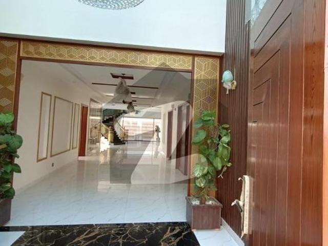 1000sq yd Luxury Villa with Designer Kitchen, Washroom and Elevation. Ready to Move Bahria Town Karachi