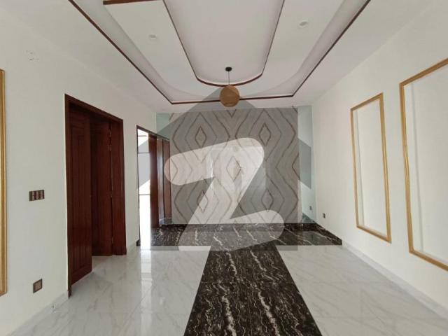1000sq yd Luxury Villa with Designer Kitchen, Washroom and Elevation. Ready to Move Bahria Town Precinct 7