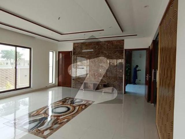 1000sq yd Luxury Villa with Designer Kitchen, Washroom and Elevation. Ready to Move Bahria Town Precinct 7