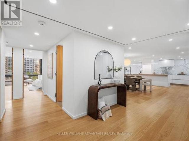 1002 1 Bay Street, Toronto, ON, M5S 2X8 condo for sale | Listing ID C13594 | Royal LePage