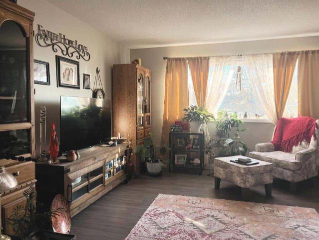 100, 305 5 Street, Wainwright, AB T9W 1A6 Townhouse For Sale | RE/MAX | A2268