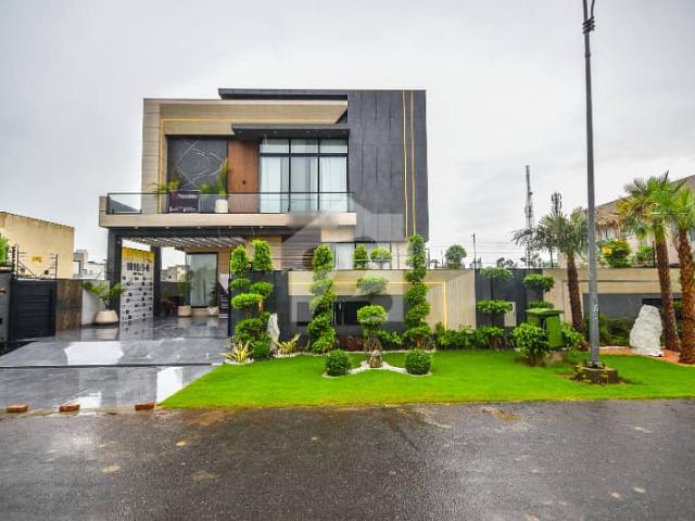 100% Original Add Near RAYA 2 Kanal. 1 kanal house+1 kanal Lawn. Modern Bungalow For Sale