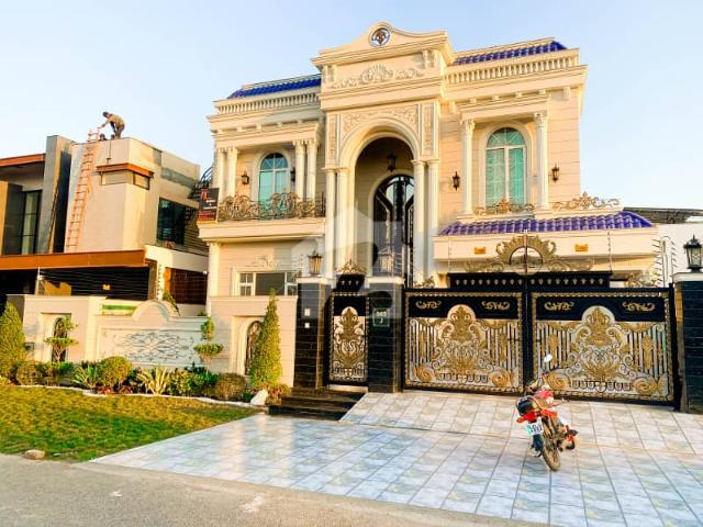 100% original kanal slightly use spanish design super stylish bungalow for sale