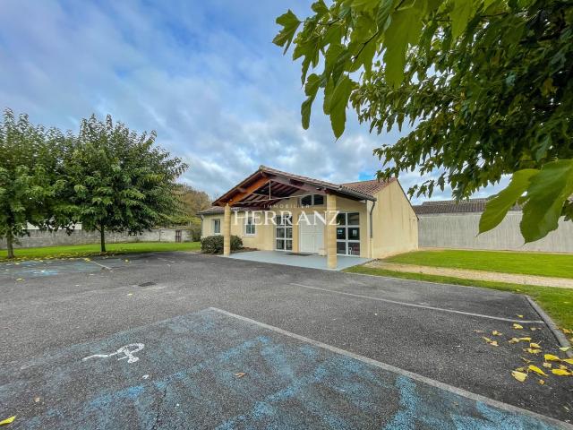 100 m2 Local commercial polyvalent avec fort potentiel à Saint Médard de Guizières