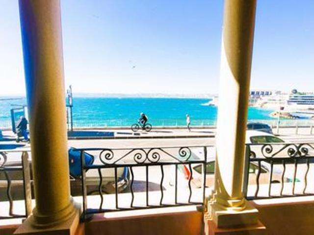Corniche Kennedy à 100 mètres de la plage des Catalans, magnifique T4 avec vue mer, terrasse et garage double