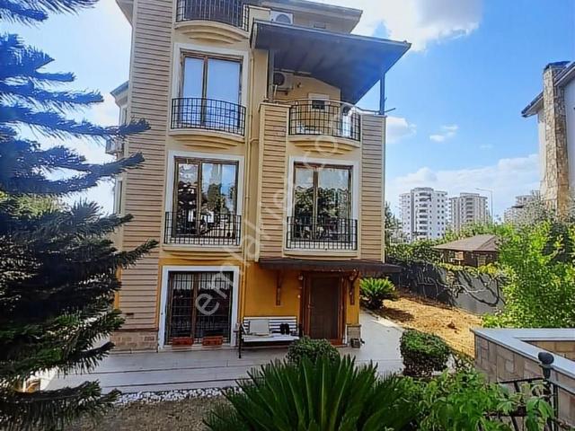 100.yılda Sıte İçinde Havuzlu Bahçeli 5+2 Satılık Villa