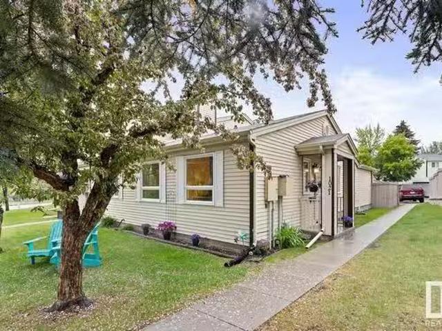 1021 Village Dr, Sherwood Park, AB, T8A 4L4 townhouse for sa.