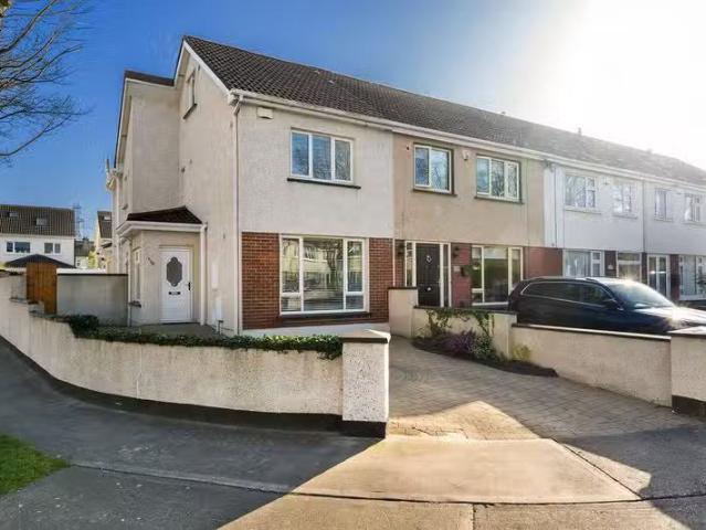 104 Oakwood Grove, D22 XA56, Clondalkin, Dublin 22 is for sale