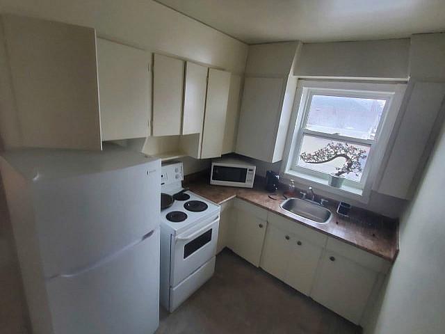 1060 Notre Dame Close To Mcphillips