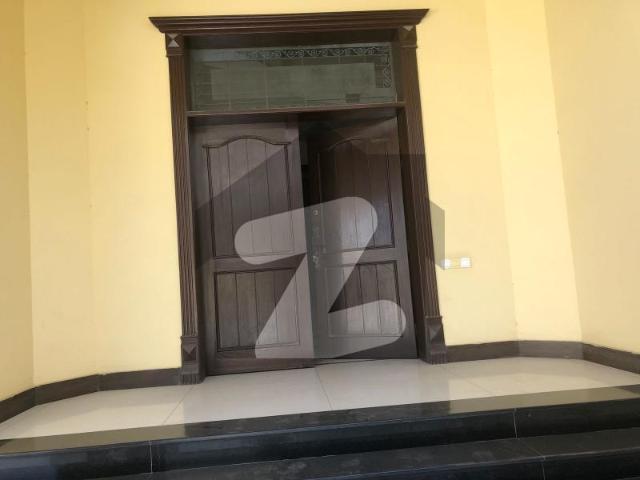 1080 Yards Used Bungalow For Sale Main 26th Street Prime Main Road Location Tauheed Commercial Area