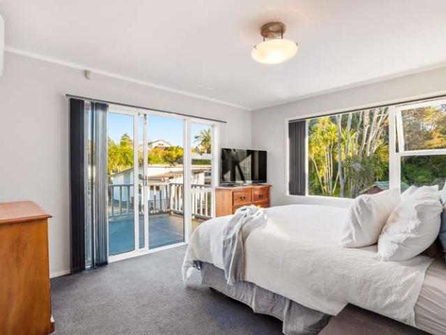 108 Cliff View Drive, Green Bay, Waitakere City