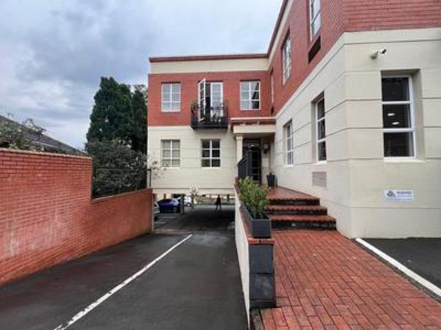 108 sqm office to let in redlands of.