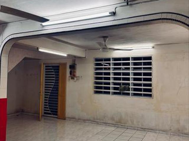 1098 Sqm Ft Double Storey Terrace 3R2B Extended Kitchen