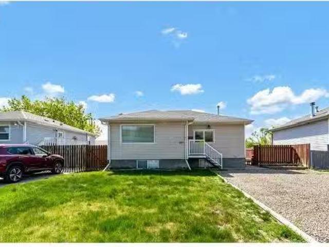 109 3Rd Street Nw, Redcliff, AB, T0J 2P0 house for sale Lis.