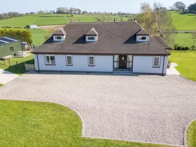 10 Tullyard Road