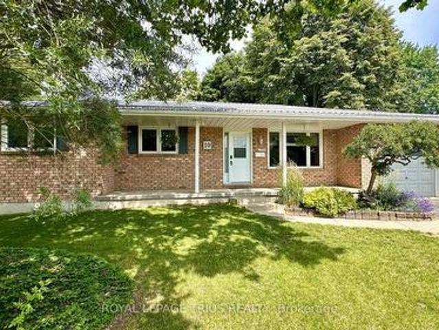 10 Baltic Circle, Norfolk Waterford, ON, N0E 1Y0 house for sale | Listing ID X13583 | Royal LePage