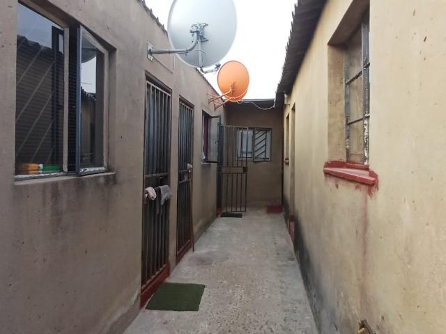 10 Bedroom House For Sale in Entshonalanga