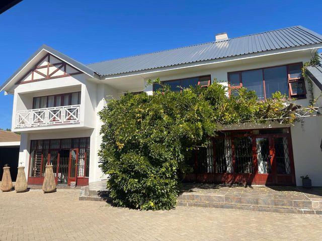 10 Bedroom House For Sale in Universitas