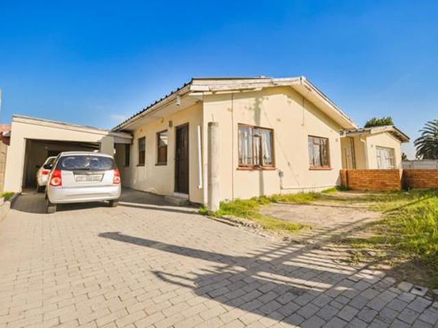 10 Bedroom House in Oakdene