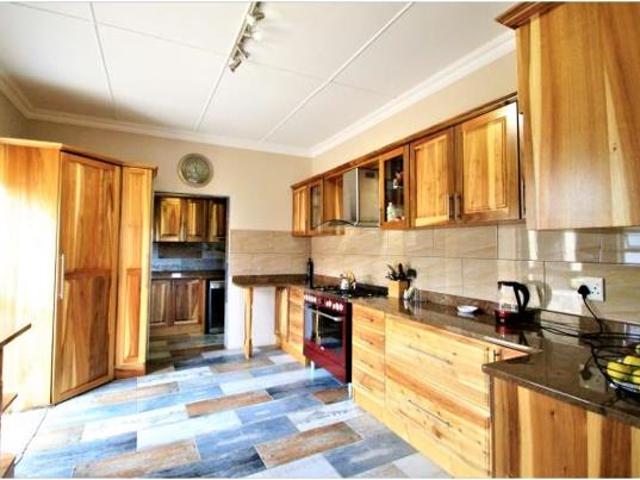 10 Bedroom House in Bonnie Doone